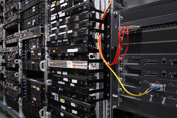 Supermicro 2u 12hdd. Advantech 2u. сервер 2. стойка для сервера. серверный 3u корпус с салазками.